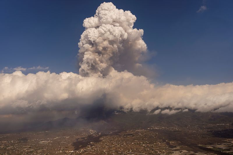 Firefighters retreat as La Palma volcanic explosions intensify