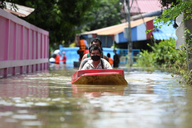 Thai shopkeepers defenceless against waist-high floodwaters