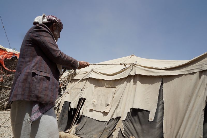After fleeing fighting in Marib, displaced Yemenis await help