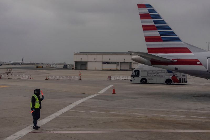 American Airlines cancels nearly 850 flights on Sunday