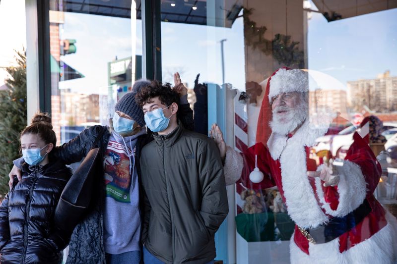 Amid supply chain snarls, retailers pitch early holiday shopping