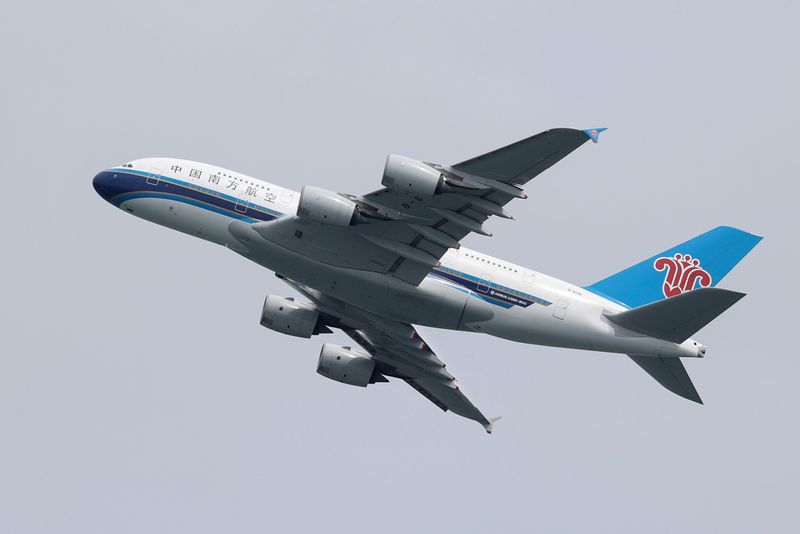 China's top airlines post wider losses on COVID-19 resurgence