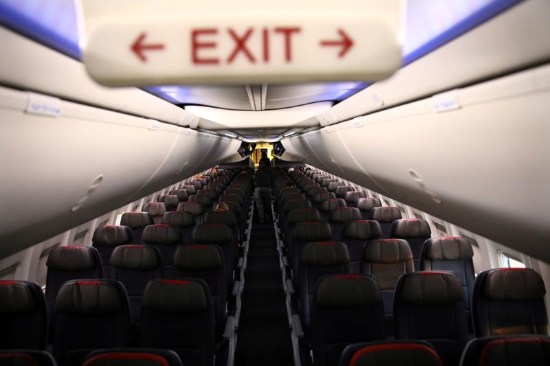 Exclusive-White House pressing U.S. airlines to quickly mandate vaccines