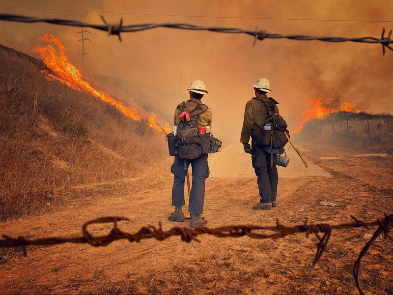 Firefighting crews battle wildfire that threatens Reagan ranch in California