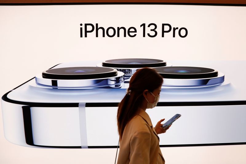 How Apple is gaining smartphone customers during a chip shortage