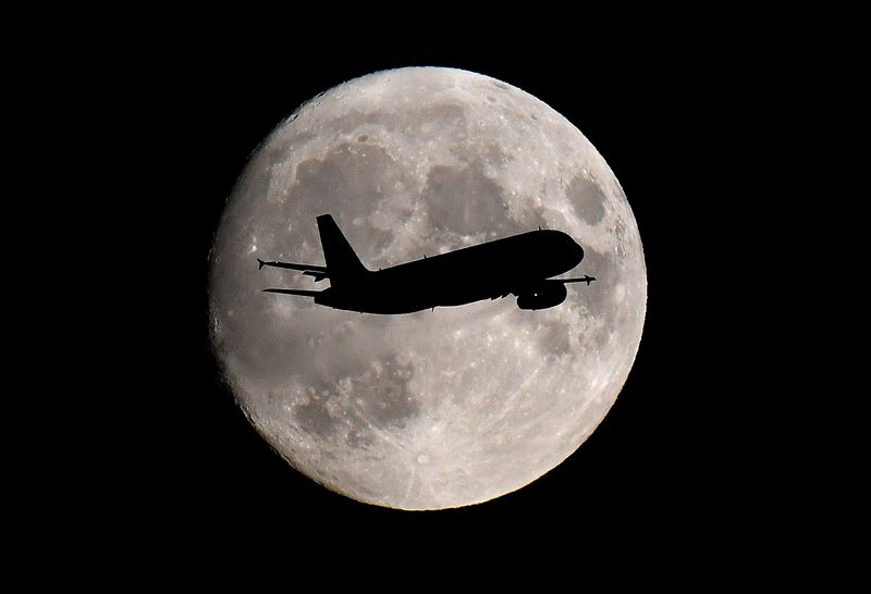 IATA sees sharp fall in airline losses in 2022