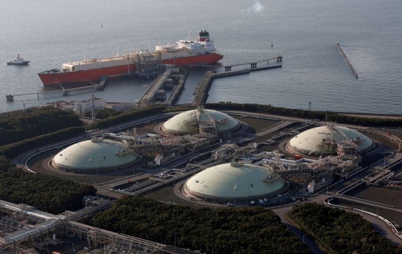 Japanese buyers scout for gas cargoes to prepare for winter peak