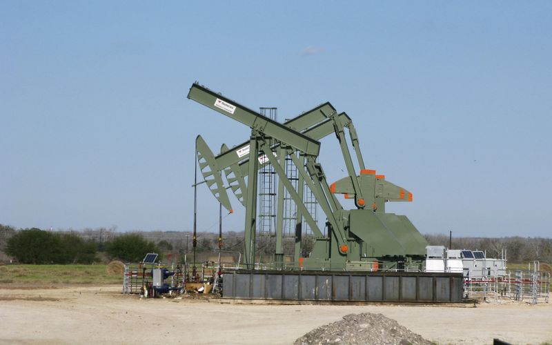 Oil falls after increases in U.S. crude, fuel stockpiles