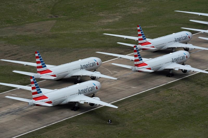 Rebuffing Texas governor, American Airlines, Southwest stand by vaccine mandate