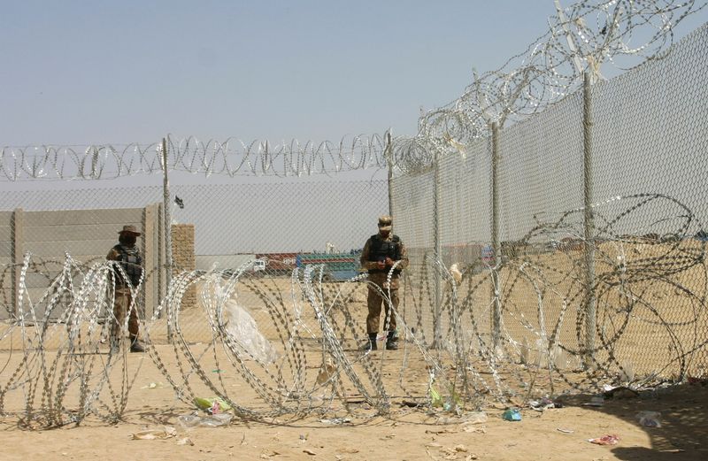 Thousands stranded as Afghan-Pakistan border crossing stays closed