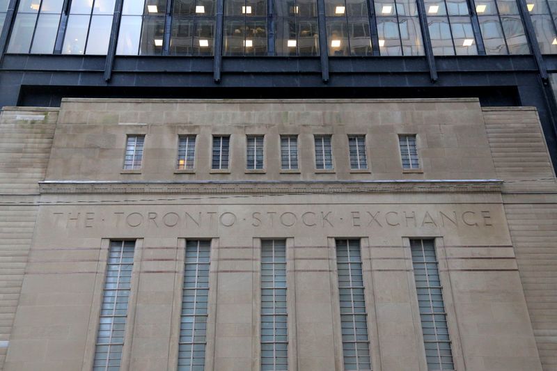 Toronto futures fall on weak oil prices; GDP data in focus