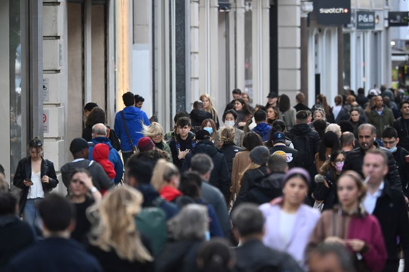UK retail sales pick up, but supply shortages hit new record-CBI