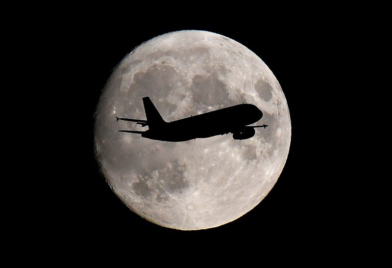 U.S. airlines look for holiday boost after Delta variant interrupts recovery