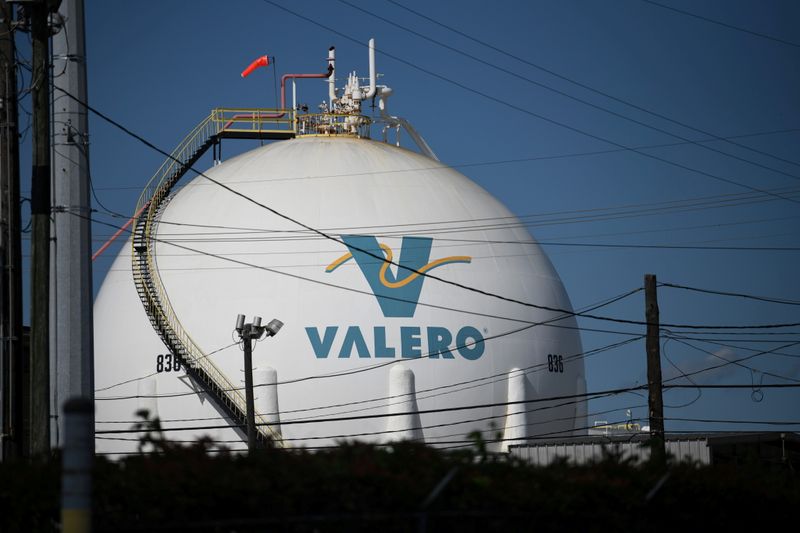 Valero kicks off U.S. refiners' third-quarter earnings with profit