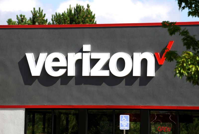 Verizon beats expectations for postpaid phone subscriber additions