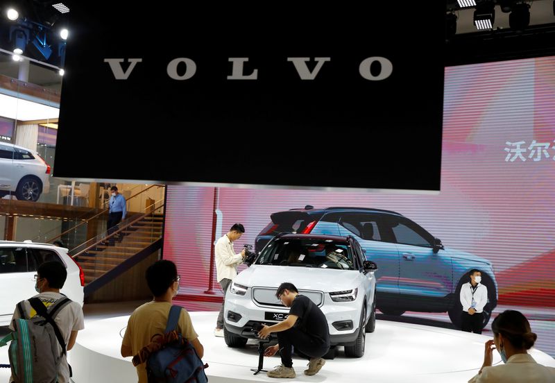 Volvo Cars scales back flotation size, sets price at low end of range