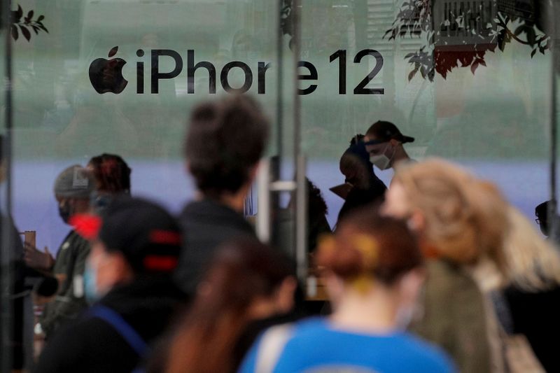 Apple to drop customer mask requirement at many U.S. stores - Bloomberg News