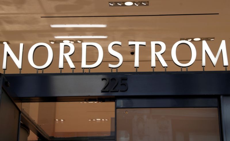 As holidays near, 'smash-and-grab' robbers hit U.S. luxury retailers
