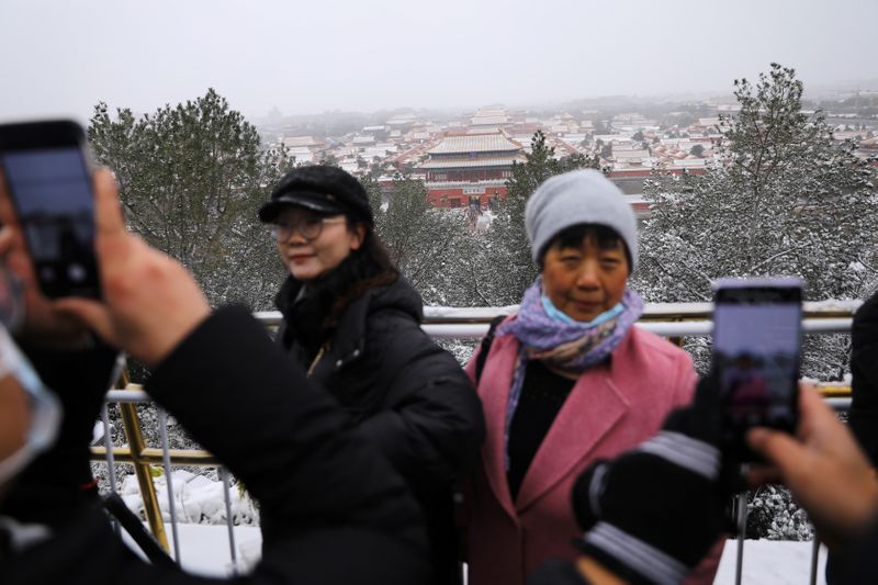 China issues winter's first snowstorm orange alert, cold snap sweeps country