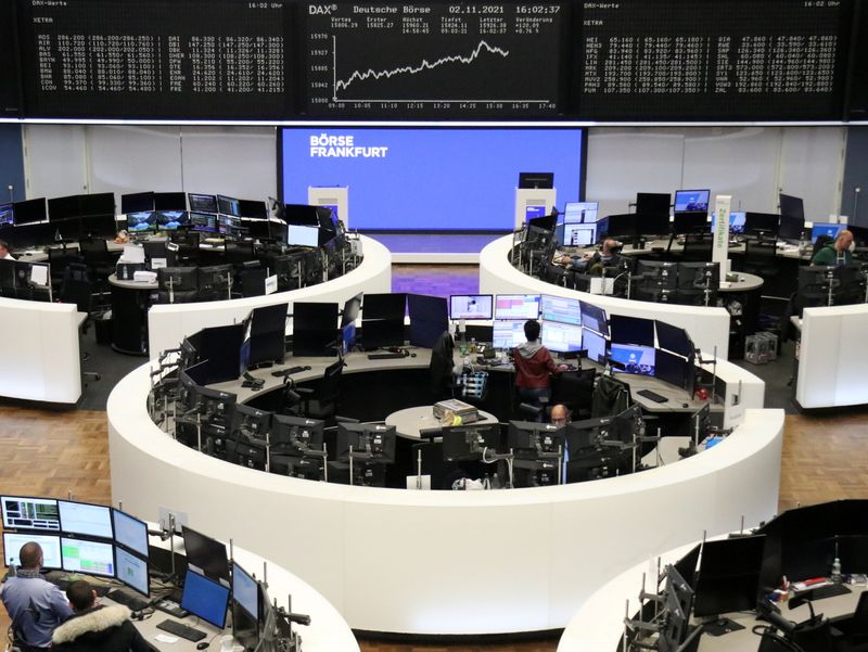 European shares hit fresh peaks on earnings boost