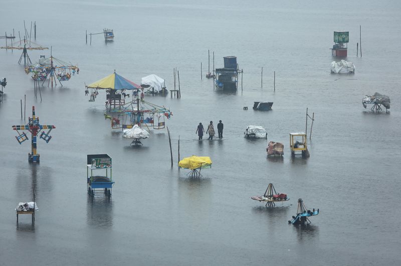 Heavy rains expected to ease in India, Sri Lanka; 25 dead