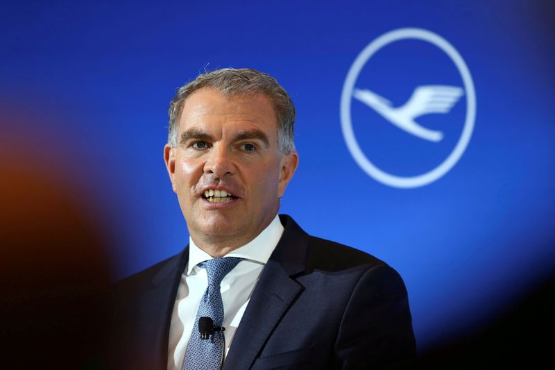 Lufthansa expects first Boeing 787 on time for summer season