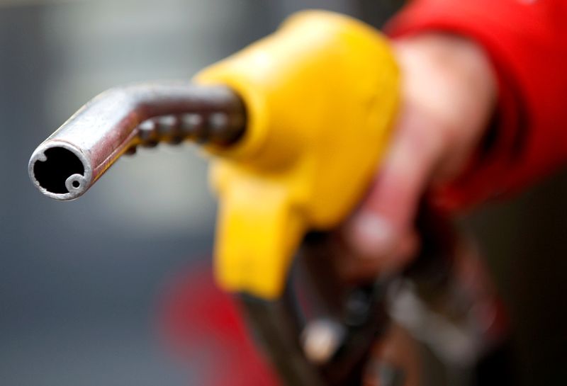 Oil prices fall as industry data shows big build in U.S. inventory