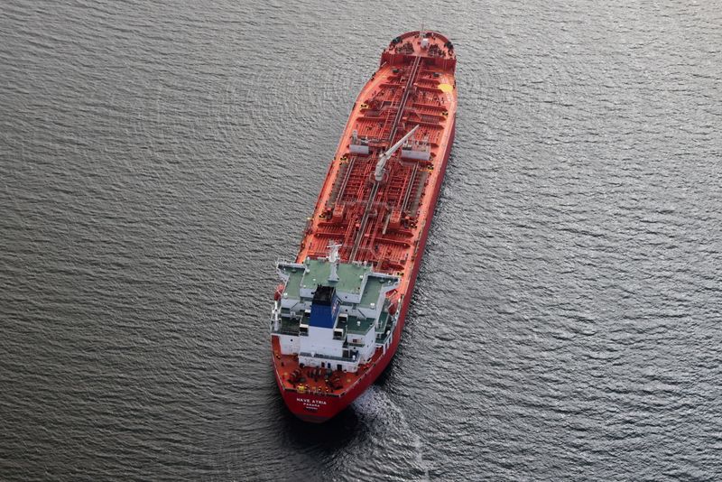 Oil skids on concerns of rising surplus in Q1