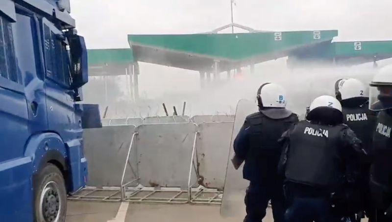 Poland turns water cannon on rock-throwing migrants at border