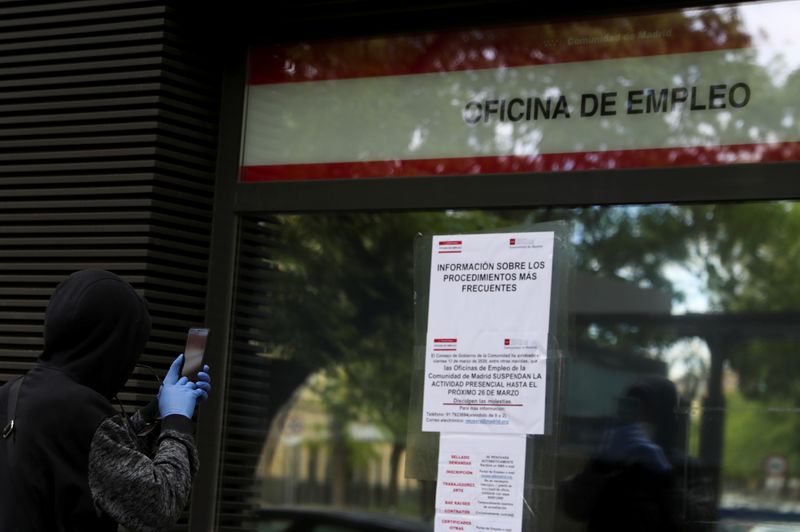 Spain's October jobless falls 0.02% from September to 3.26 million