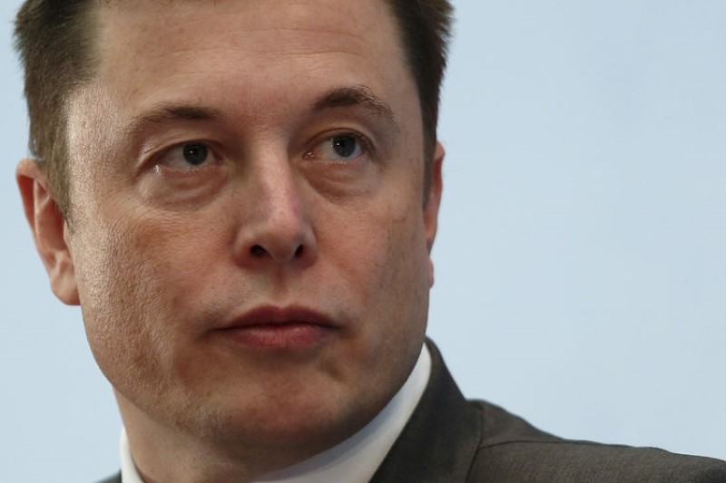 Tesla Gains as Musk's Plaid Comments Overshadow Software Glitch