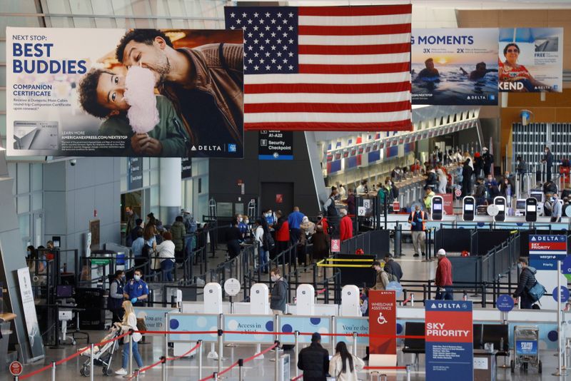 Thanksgiving travel rush tests U.S. carriers
