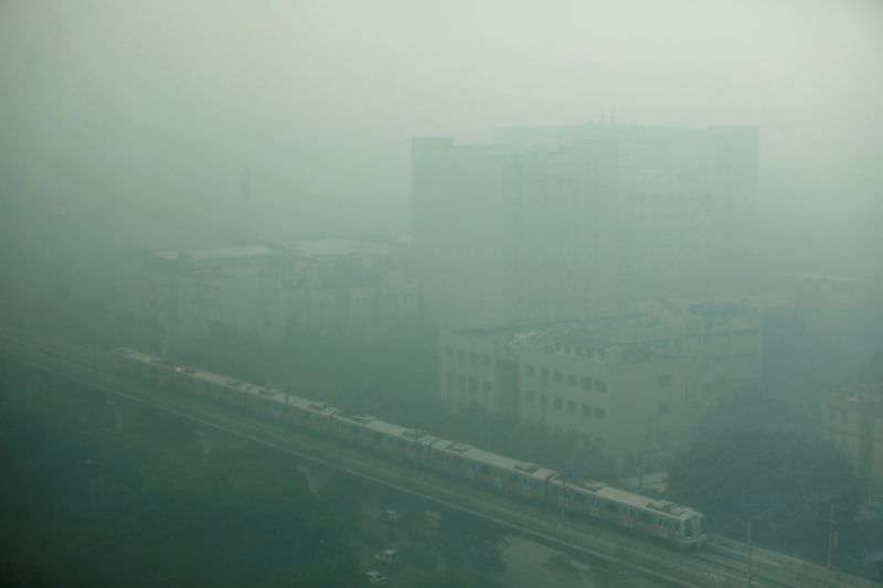 Thick, toxic smog over Indian capital as temperatures, wind speed drop