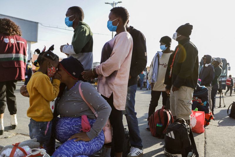 After weeks walking, Mexico migrant caravan splits up on buses headed north