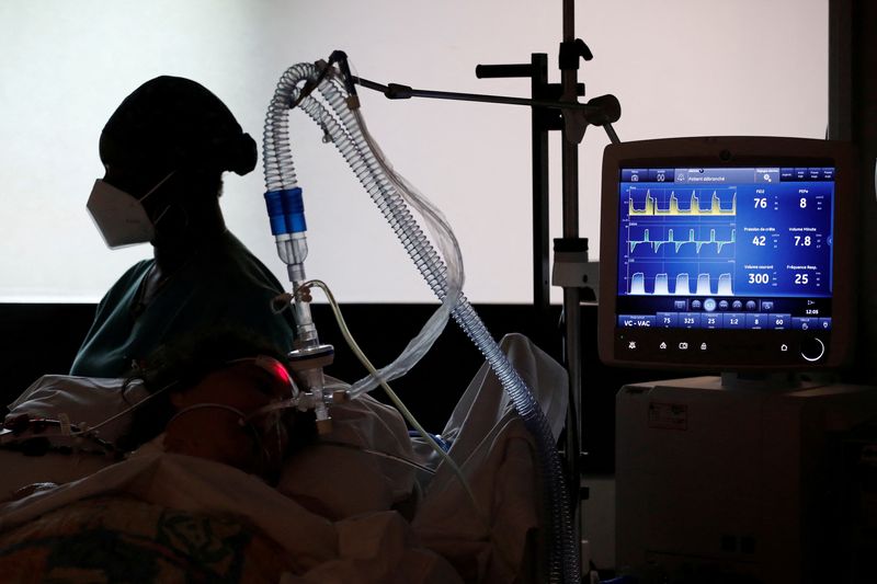 Antibodies weak vs Omicron; treatment may help patients on ventilators