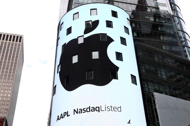 Apple inches closer to $3 trillion market value