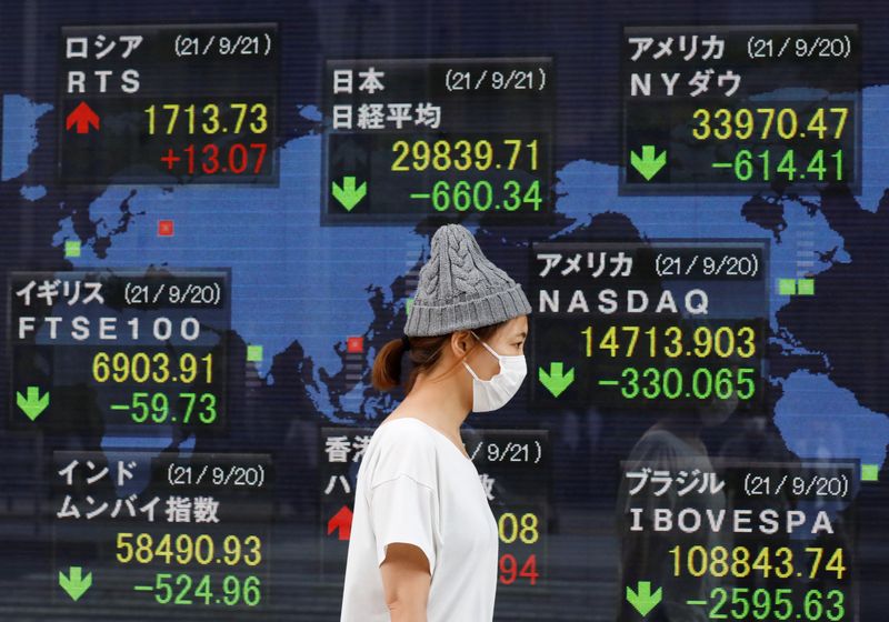 Asian shares rise, yen falls as traders shrug off Omicron fears