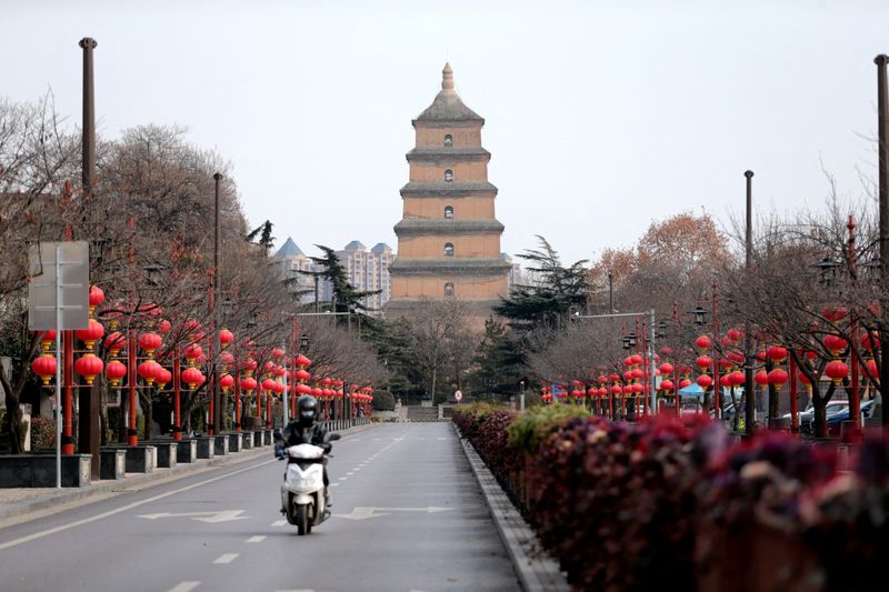 China's COVID-19 cases edge higher as Xian steps up curbs