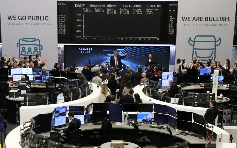 Daimler Truck shares trade at 28 euros on market debut