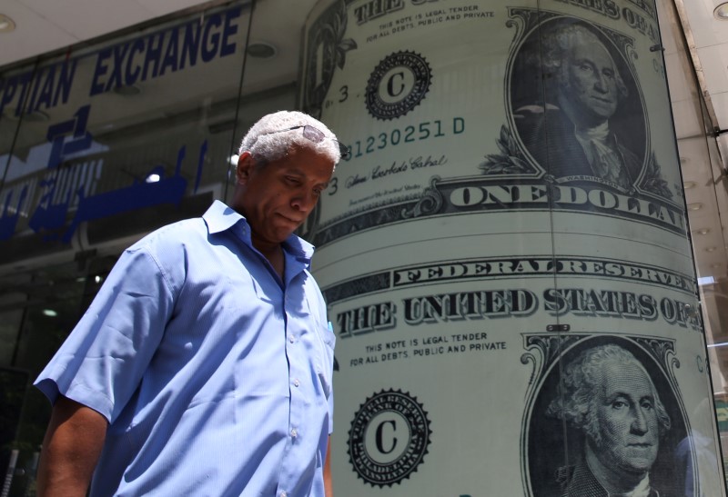 Dollar Edges Lower as Confidence Over Omicron Supports High Yielders