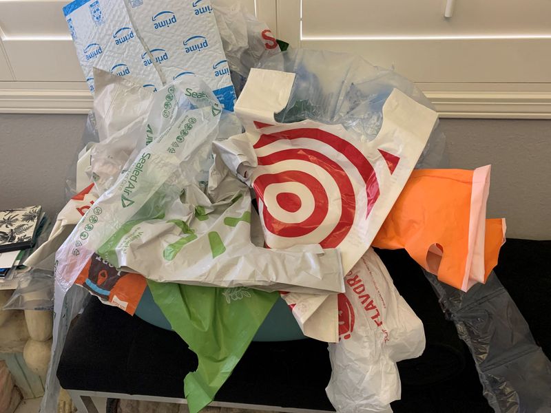Exclusive-California commission claims retailers violating plastic bag law