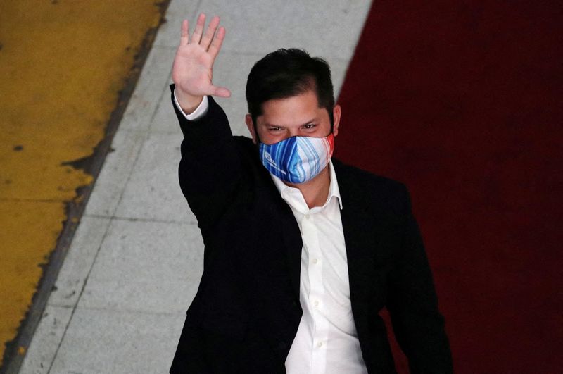 Final Chile presidential polls show leftist Boric edging ahead