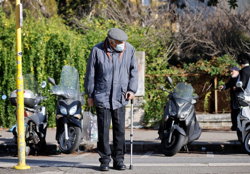 Health experts say Italy faces paralysis under quarantine rules