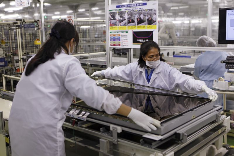 Japan manufacturers' sentiment rises to 4-month high in Dec - Reuters Tankan