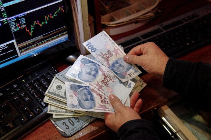Lira extends week's rally bolstered by Turkish state banks