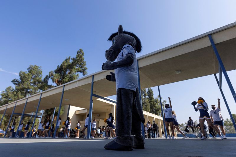 Los Angeles schools would delay vaccine mandate under new plan