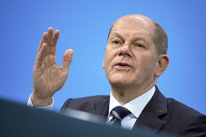 Macron welcomes Scholz as France, Germany seek common ground after Merkel
