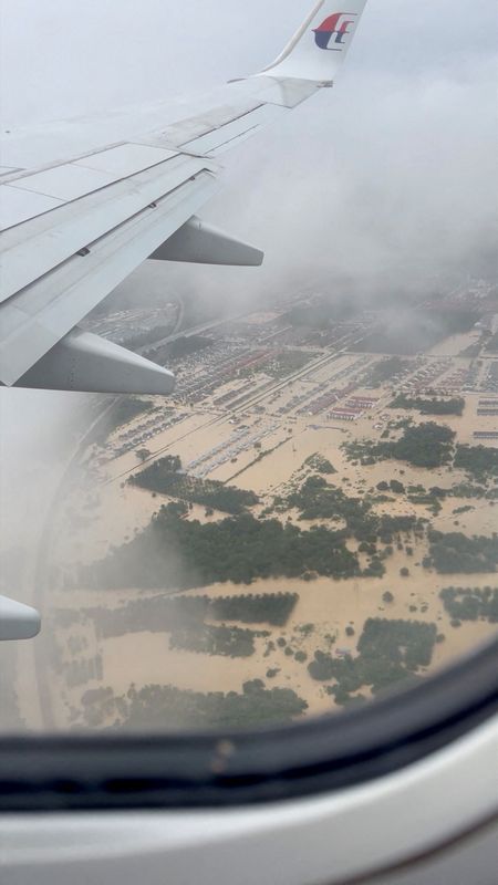 More than 21,000 people displaced by floods in Malaysia - state media