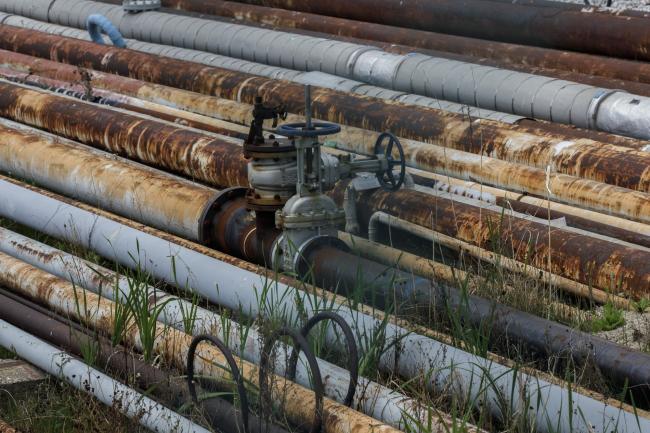 Oil Holds Gains Near $72 as Stockpiles Dip, Omicron Fears Abate