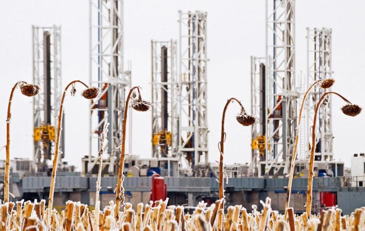 Oil Up as Omicron Fears Continue to Ease